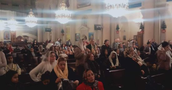 توافد المسيحيين على الكنيسة المرقسية بالإسكندرية لحضور قداس عيد الغطاس.. صور