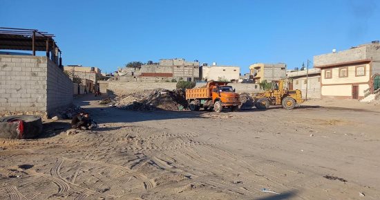 العريش تنفض غبار الماضى بسواعد أهلها.. انطلاق مبادرة مجتمعية لتنظيفها بالتعاون مع مؤسسات الدولة.. معدات تعمل على مدار الساعة بمسح الشوارع والتخلص من الرمال.. والأهالى يشاركون بدهان الأرصفة وأعمدة الإنارة.. صور