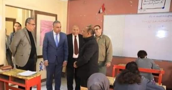 محافظ سوهاج يتفقد لجان امتحانات الشهادة الإعدادية
