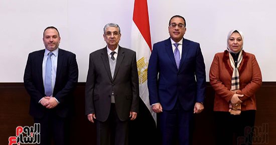رئيس الوزراء يشهد توقيع عقدى تقديم خدمات استشارية بالكهرباء والطاقة الجديدة.. صور