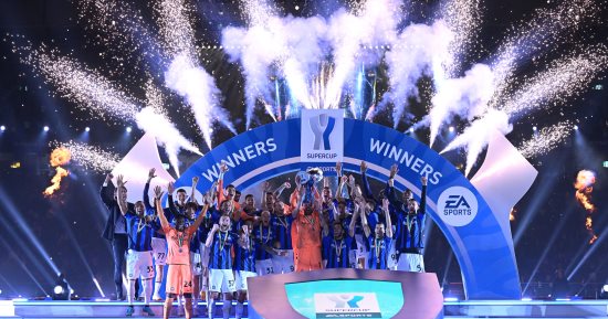 مراسم تسليم لاعبى إنتر ميلان كأس السوبر الإيطالي.. فيديو