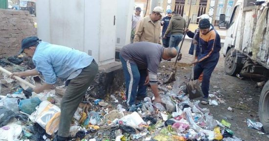 حملات نظافة مكبرة لرفع تراكمات القمامة بشوارع مدينة المحلة