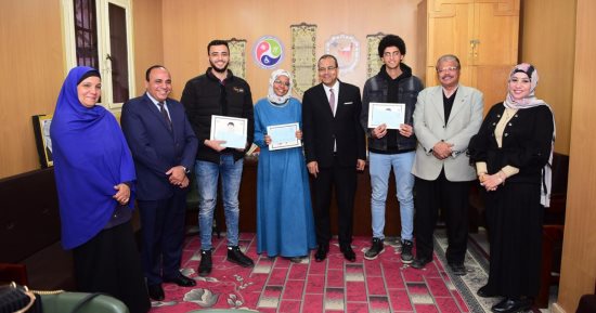 جامعة سوهاج تكرم 32 طالبًا لاجتيازهم ورشة لغة الإشارة المتخصصة بمركز نور البصيرة