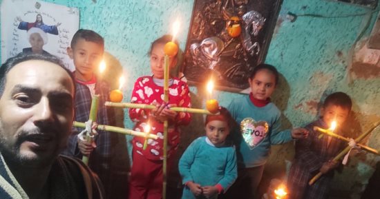 أقباط الأقصر يحتفلون بعيد الغطاس.. الأنبا يواقيم يترأس صلاة اللقان والقداس بكنيسة مار جرجس بأرمنت.. والأطفال يحتفلون بتزيين منازلهم بشموع البرتقال والقلقاس والقصب.. وحملات نظافة حول الكنائس لتجميلها.. صور