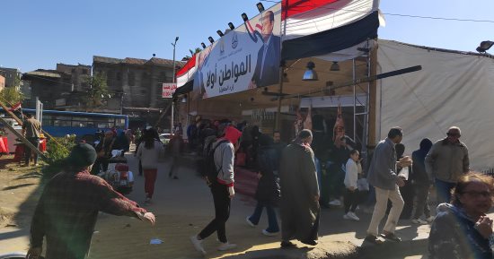 تخفيضات تصل لـ30%.. إقبال كبير على منفذ السلع فى باب الشعرية بالقاهرة