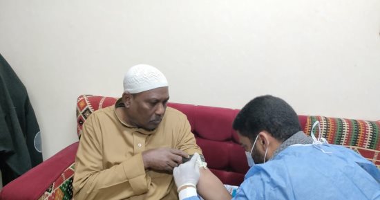 حياة كريمة لكبار السن بالأقصر.. "صحتك ثروتك" تجوب القرى لفحص الرجال وحماية صحتهم.. والعمد: نشكر الرئيس السيسي والحكومة على دعم كبارنا.. ويؤكدون: لأول مرة تزورنا حملات صحية وتقدم العلاج المجانى لكبار السن.. صور