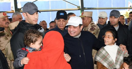 الرئيس السيسى يلتقى عددا من أسر وأهالى الطلبة المستجدين بالأكاديمية العسكرية