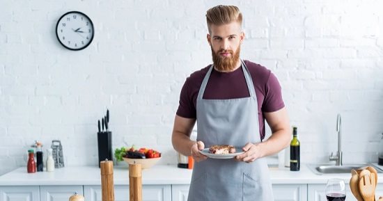 4 نصائح اختيار مريلة المطبخ.. نوع القماش ومدة استخدامها الأهم