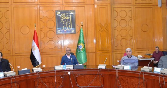 محافظ الإسماعيلية يناقش الموقف التنفيذى لخطة الرصف والإنارة للعام المالى القادم 