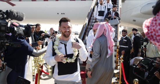 استقبال نجوم باريس سان جيرمان بالورود فور وصولهم الرياض.. فيديو وصور