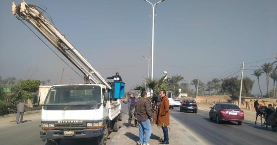 صيانة وتجديد 104 أعمدة إنارة فى طريق مصر أسيوط بمدينة البدرشين.. صور