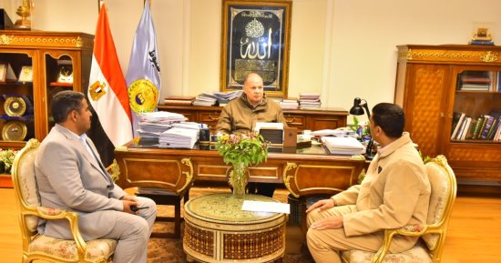 محافظ أسيوط يوجه بالتواجد الميدانى والتواصل مع المواطنين وتكثيف أعمال النظافة