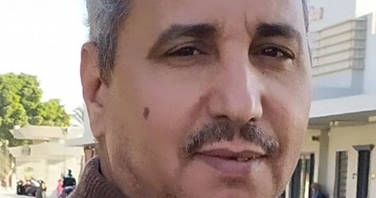 معلم قنائى يجذب المتابعين لتعلم اللغة الإنجليزية بالجلباب والشال.. صور