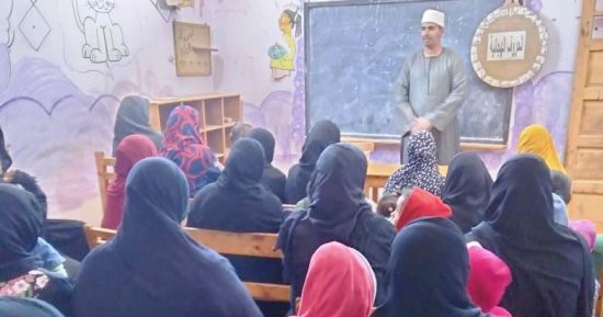 "جلسات الدوار".. حملات توعية للمواطنين فى قرى حياة كريمة بأسوان.. "القومى للمرأة" يستهدف 148 ألف سيدة ورجل.. وعقد 2982 جلسة بالنجوع والكفور بـ2022.. ومقرر المجلس: رفع الوعى ضمن مشروع تنمية الأسرة المصرية.. صور