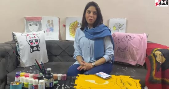 "هاجر" ليسانس لاتينى" تُحوّل الملابس والأحذية القديمة للوحات فنية.. فيديو