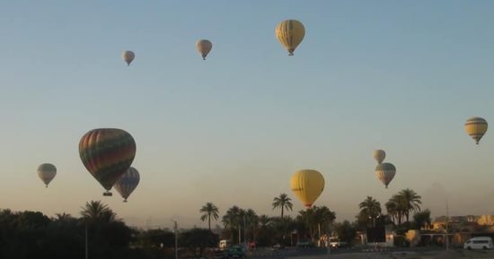 تحليق 22 رحلة بالون طائر غرب الأقصر على متنها 440 سائحا.. صور