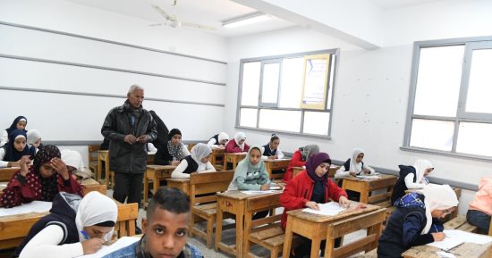 طلبة المحافظات يؤدون امتحانات الشهادة الإعدادية.. فرحة على وجوه طلاب القليوبية لسهولة امتحان اللغة العربية.. ووكيل تعليم الأقصر يتفقد اللجان بإدارة البياضية..  ووكيل الغربية يتابع لجان إدارتي شرق وغرب طنطا