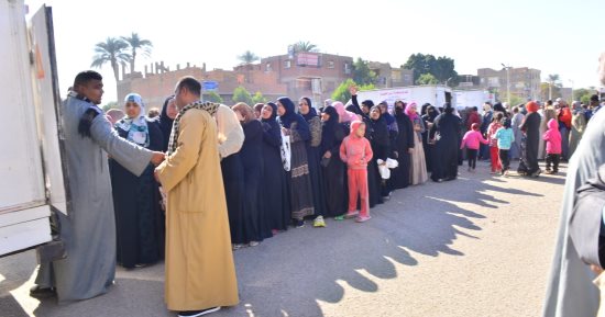 بلدنا بخير.. رئيس البياضية بالأقصر يشهد فعاليات بيع السلع الغذائية بأسعار مخفضة