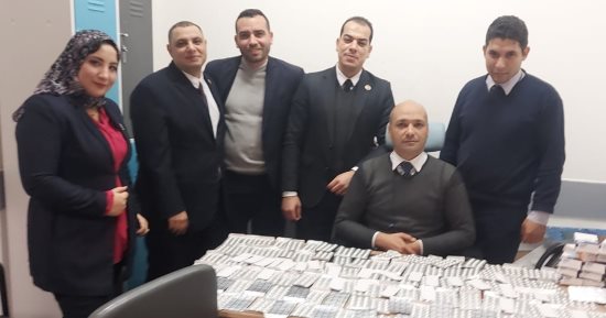 ضبط راكب بمطار القاهرة حاول تهريب أدوية خاصة بالإجهاض وآخر بحوزته سيفان