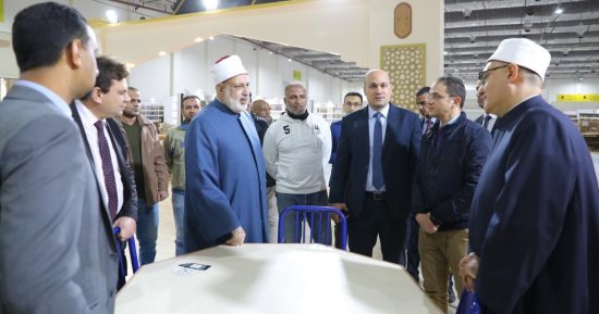 الدكتور محمد الضوينى يتفقد تجهيزات جناح الأزهر بمعرض القاهرة للكتاب