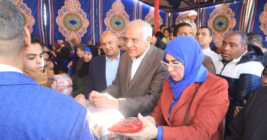 محافظ الجيزة يفاجئ معرض أهلا رمضان بفيصل للتأكد من الالتزام بنسب التخفيض.. فيديو