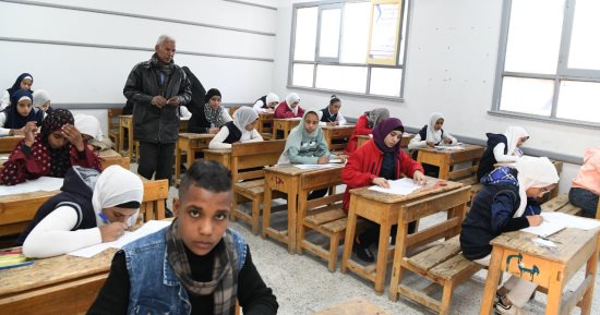 محافظ قنا يتفقد امتحانات الفصل الدراسى الأول للشهادة الإعدادية.. صور