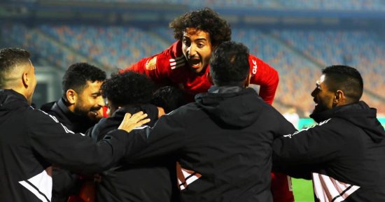 احتفالات للاعبى الأهلى مع الجماهير بعد الفوز على الزمالك.. وفرحة خاصة لـ كهربا "فيديو"