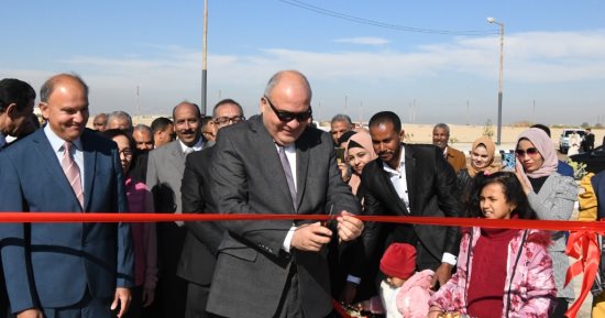 يوفر 150 فرصة عمل للشباب.. محافظ قنا يفتتح مصنع ألواح الكونتر الخشبية بقفط