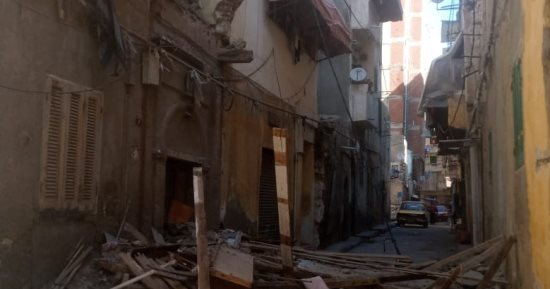 سقوط أجزاء من عقار قديم بلا سكان فى الإسكندرية دون إصابات.. صور
