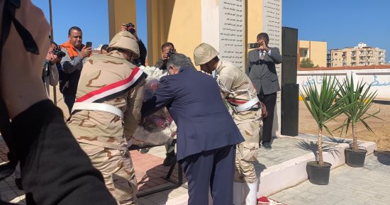 محافظ البحر الأحمر يضع إكليلا من الزهور على النصب التذكارى لشهداء معركة شدوان