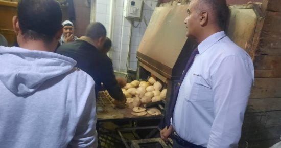 تحرير 8 محاضر مخالفات تموينية فى حملة على المخابز والأسواق بالدقى.. صور