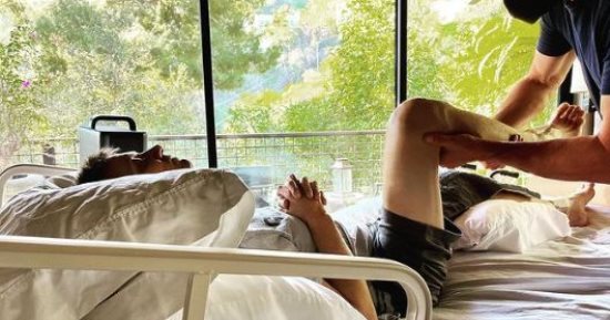 جيريمى رينر يكشف تفاصيل إصابته وبروتوكول العلاج.. يعانى من كسور فى 30 عظمة