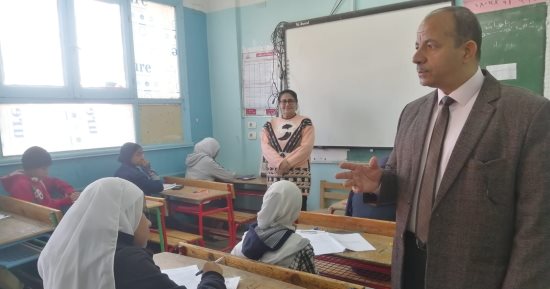 وكيل تعليم الأقصر يتابع امتحان اللغة الأجنبية للإعدادية فى المدارس.. صور