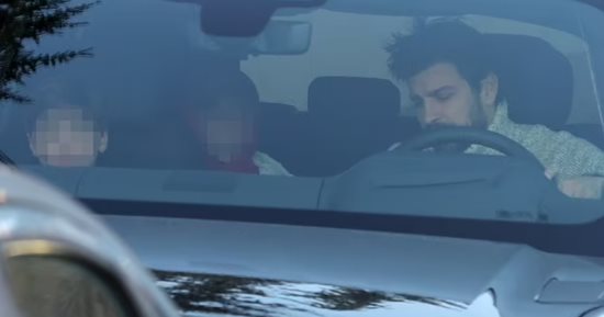 بيكيه يتنزه مع أطفاله فى برشلونة بعد أغنية شاكيرا "صور"
