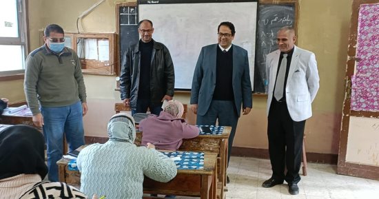 وكيل تعليم الغربية يتابع الامتحانات بلجان إدارتى بسيون وشرق طنطا.. صور