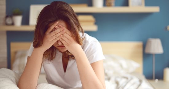 الوزن الزائد وصداع التوتر.. علامات تحذرك أن صدمة من الطفولة وراء ألمك
