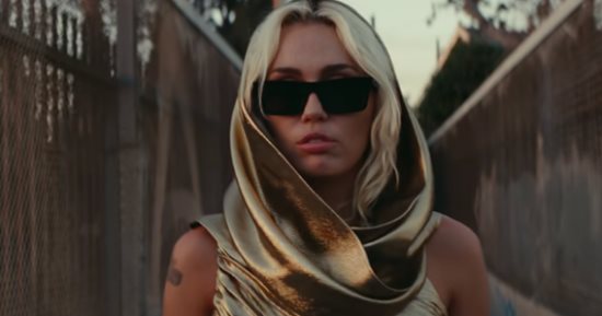 القصة الكاملة لأغنية مايلى سايرس "Flowers" وعلاقتها بزوجها السابق 