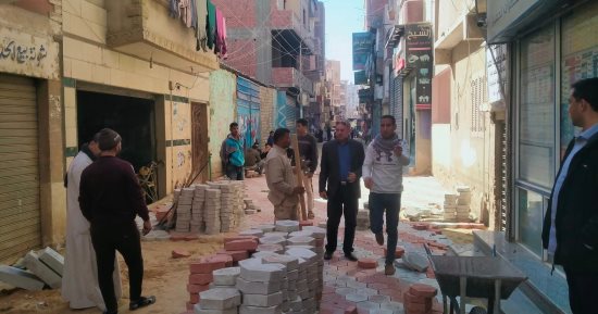 تركيب أعمال "الإنترلوك" بشارع الجلاء وتفرعاته بمركز سمالوط في المنيا