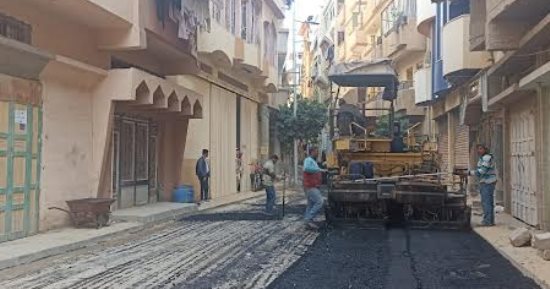 استكمال أعمال رصف الطرق بمنطقة منية دمياط