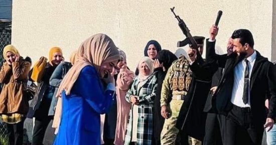 العراق.. إقالة مدير مدرسة أشهر سلاحا آليا فى طابور الصباح