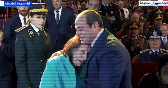 الرئيس السيسي يكرم أسر الشهداء فى احتفالية عيد الشرطة الـ71