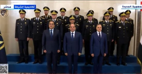 وزير الداخلية يقدم هدية للرئيس السيسي خلال حفل عيد الشرطة