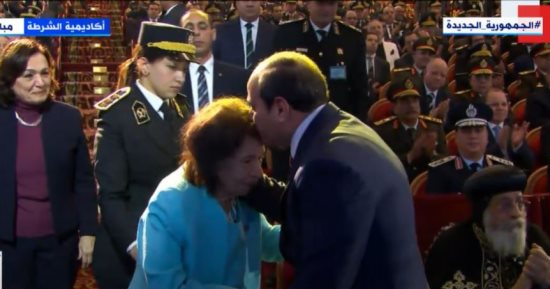 الرئيس السيسي يقبل رأس زوجة البطل عبد الكريم درويش خلال حفل عيد الشرطة