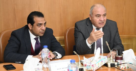 محافظ قنا يلتقي أصحاب وحدات الطعام المتنقلة لتسهيل إجراءات التراخيص