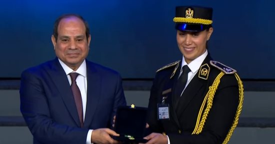 الرئيس السيسى يشهد احتفال عيد الشرطة ويكرم الأبطال وأسر الشهداء.. يصدق على ترقية البطل طارق عبدالوهاب لرتبة عقيد ويؤكد: "الترقية مش تعويض".. الفنان أحمد بدير عن الرئيس: واقفين قدام بطل شال أصعب مسئولية