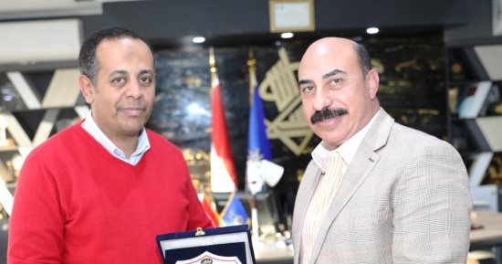 محافظ أسوان يكرم مدير القوى العاملة بعد نقله للقاهرة تقديرًا لجهوده