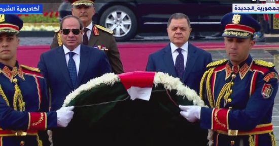 الرئيس السيسى يضع إكليلاً من الزهور على النصب التذكارى بأكاديمية الشرطة