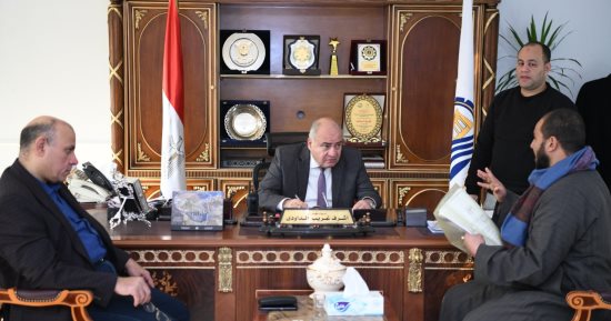 محافظ قنا يستقبل 135 مواطنا بمكتبه ويوجه بسرعة فحص طلباتهم