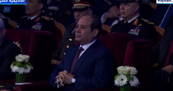 "قد المسئولية".. الرئيس السيسي يشاهد فيلما تسجيليا عن كفاءة رجال الشرطة