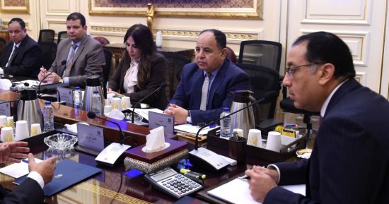 رئيس الوزراء يوجه بتشكيل لجنة لتيسير إنهاء خروج الحاويات بالموانئ بأقصى سرعة